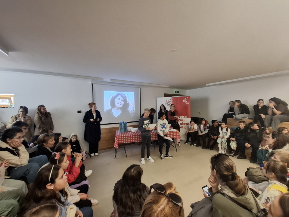 Na Zlarinu otvorena izložba dječjih radova 'Mačke'