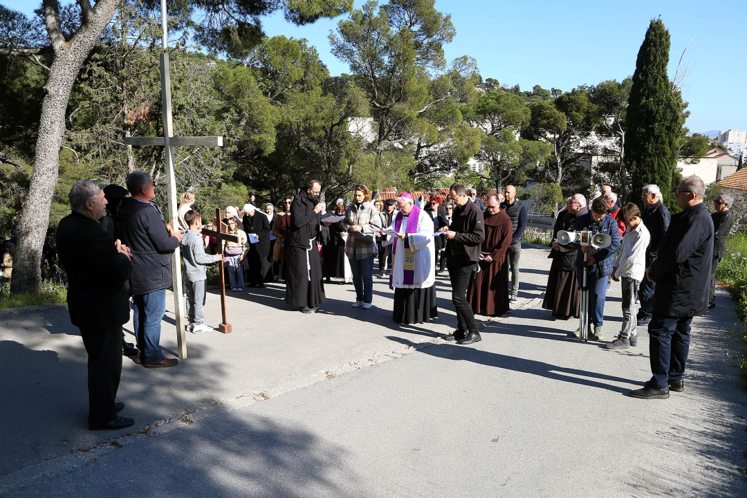 U duhu zajedništva i obitelji: Vjernici Šibenika križnim putem pješačili do Baronea