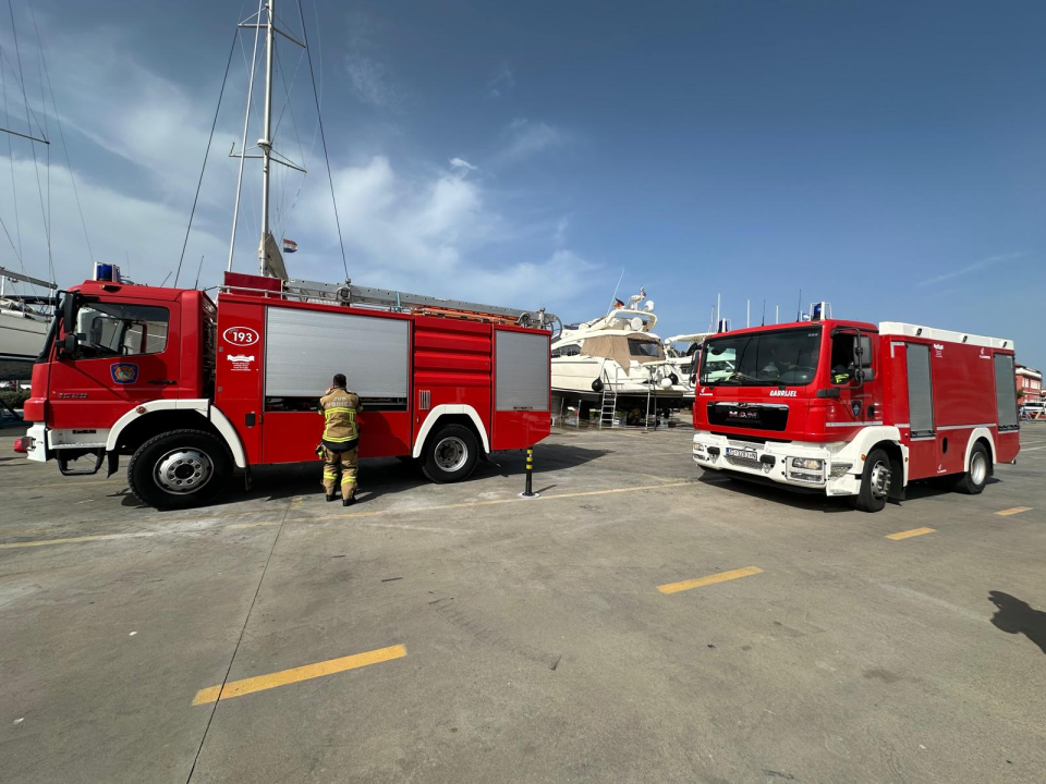 Vatrogasci u Marini Tribunj zajedničkim snagama profesionalno ugasili požar