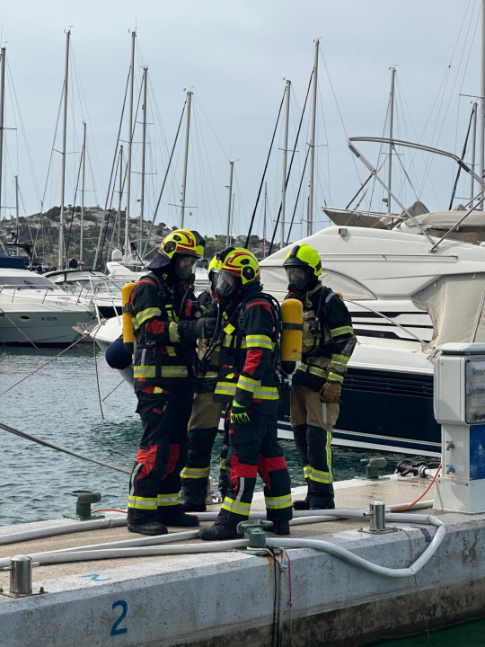 Vatrogasci u Marini Tribunj zajedničkim snagama profesionalno ugasili požar