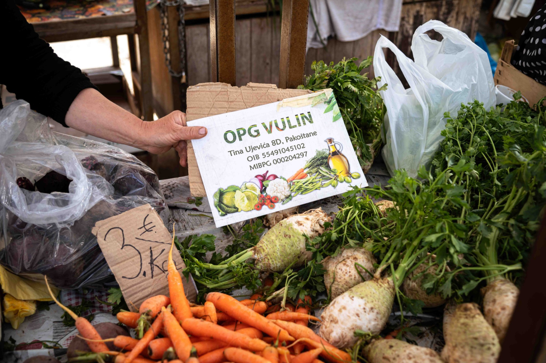 Veliki petak na šibenskoj pijaci: Traži se meso i zelenje, na peškariji nema gužve