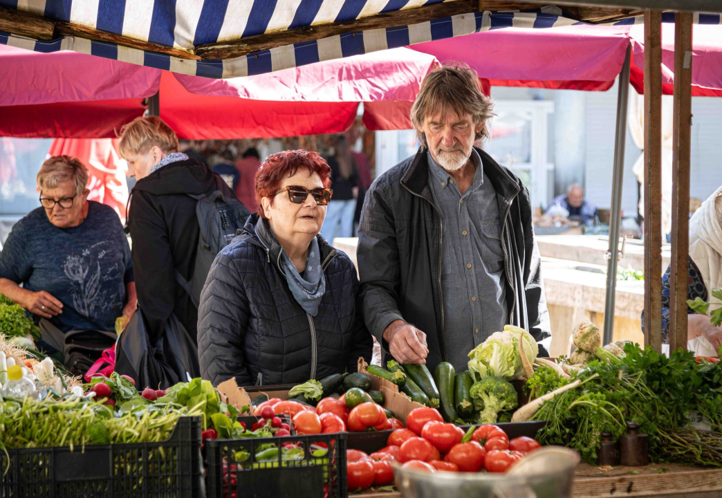 Veliki petak na šibenskoj pijaci: Traži se meso i zelenje, na peškariji nema gužve