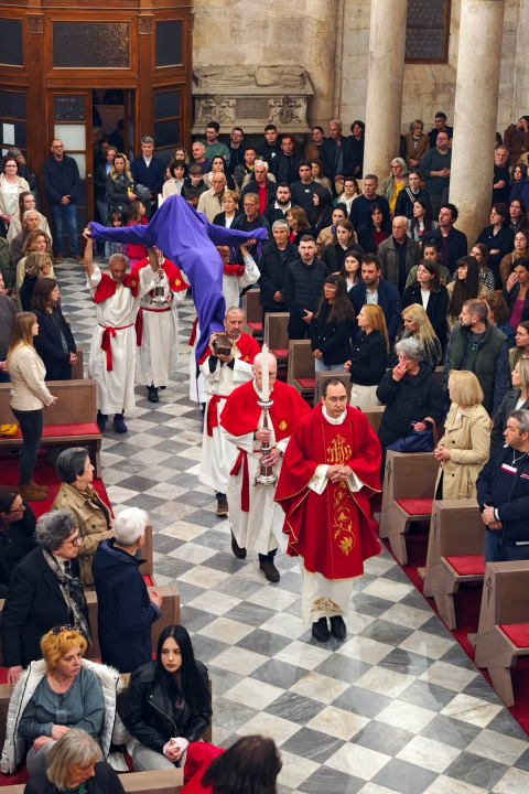 Obredi Velikog petka u Šibeniku: Održana tradicionalna procesija i molitva u katedrali