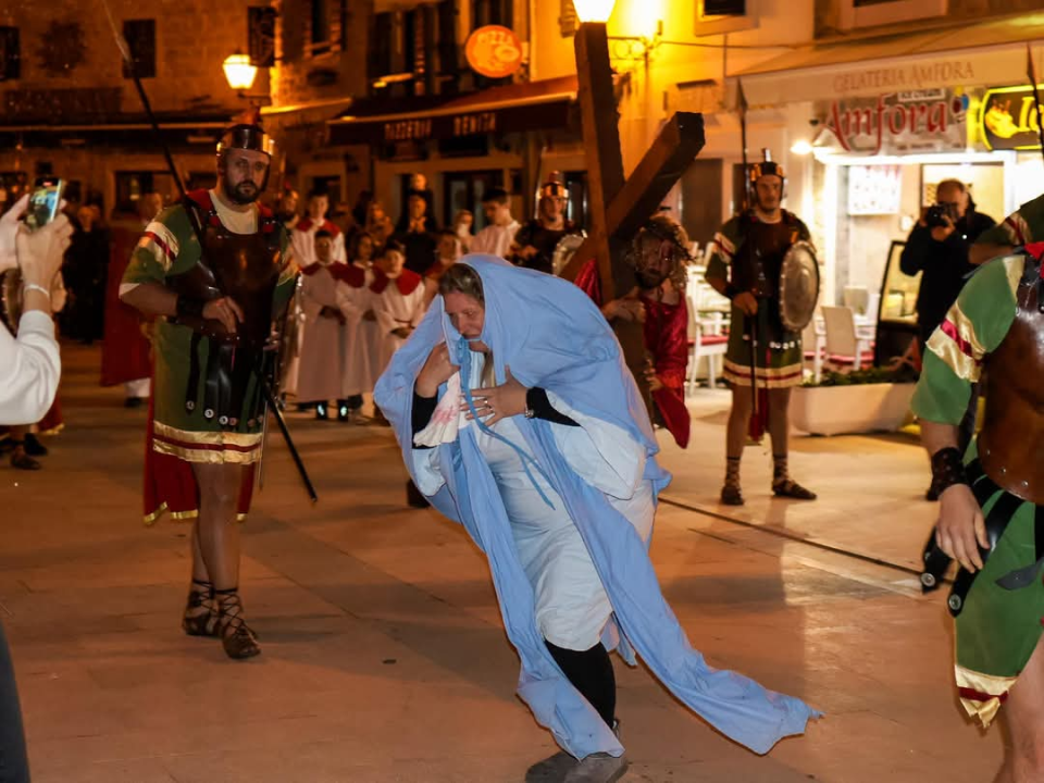 Veliki petak u Vodicama obilježen mirnom procesijom kroz grad