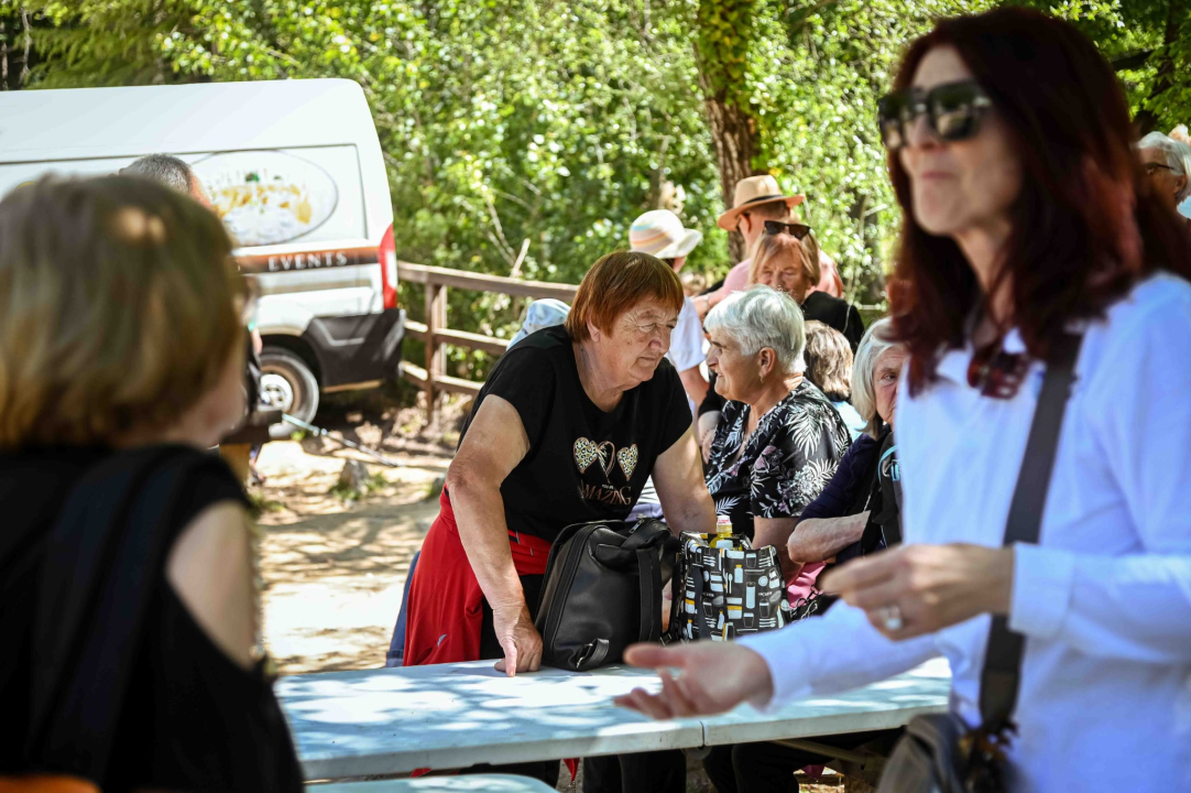FOTO Podijeljeno 1500 sadnica lavande, mirte i lovora: Akcija ‘Rastemo zajedno’ treću godinu zaredom u NP Krka