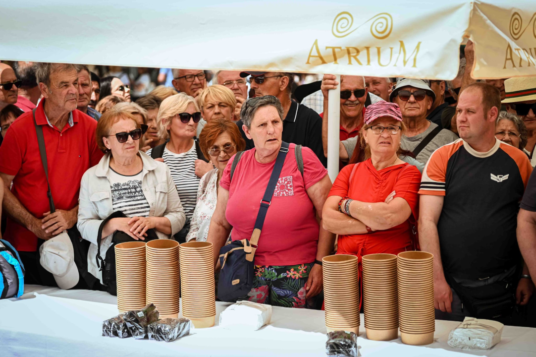 FOTO Uz podjelu fažola obilježen Praznik rada: 'Svim dragim posjetiteljima NP Krka željeli smo danas osigurati ručak'