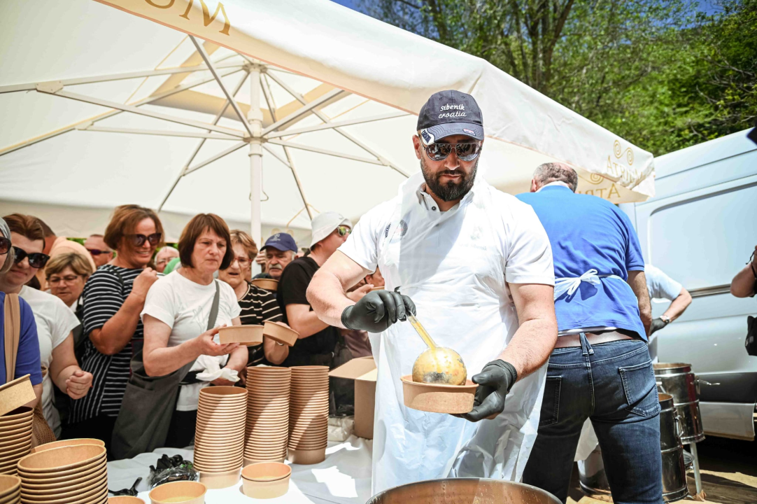 FOTO Uz podjelu fažola obilježen Praznik rada: 'Svim dragim posjetiteljima NP Krka željeli smo danas osigurati ručak'