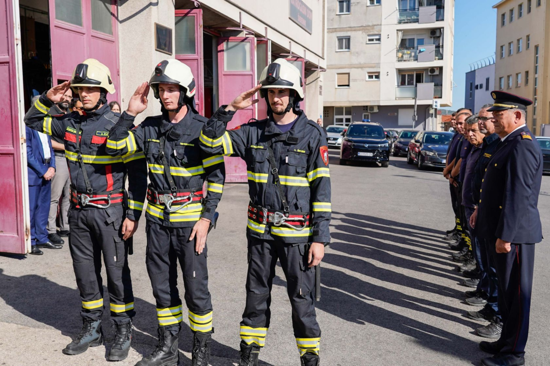 Ispred Vatrogasnog doma odana počast stradalim i preminulim vatrogascima