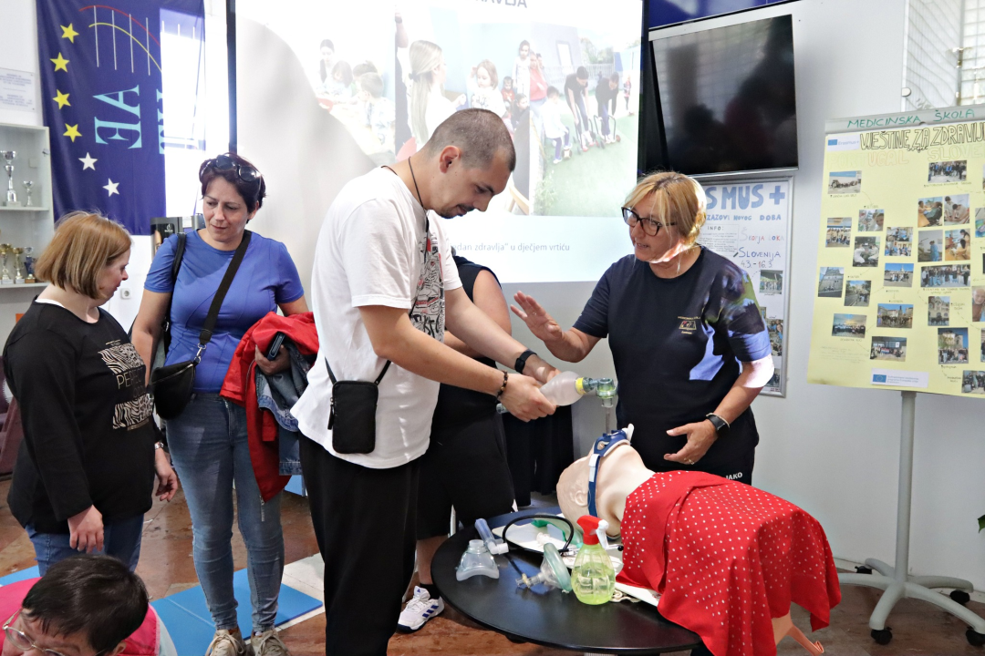 Kamenčići zavirili u svijet šibenske Medicinske škole