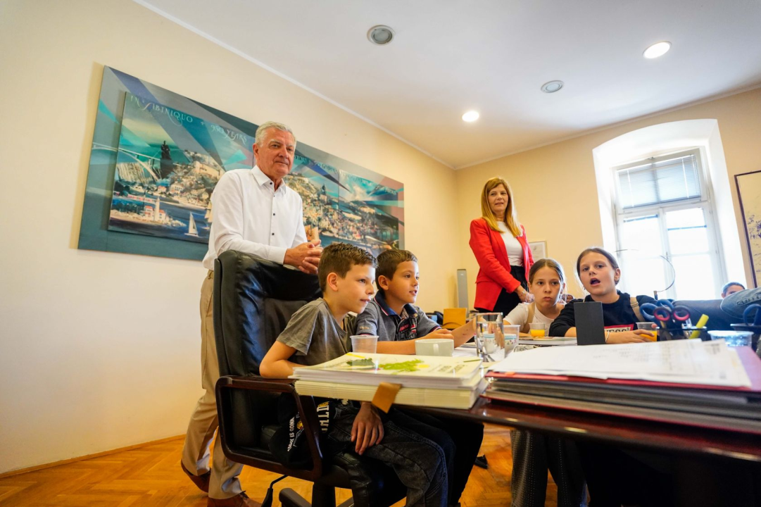 Školarci iz Brodarice i Grebaštice posjetili šibensku gradsku upravu 