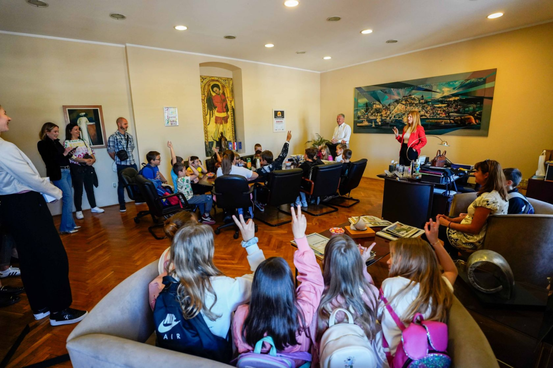 Školarci iz Brodarice i Grebaštice posjetili šibensku gradsku upravu 