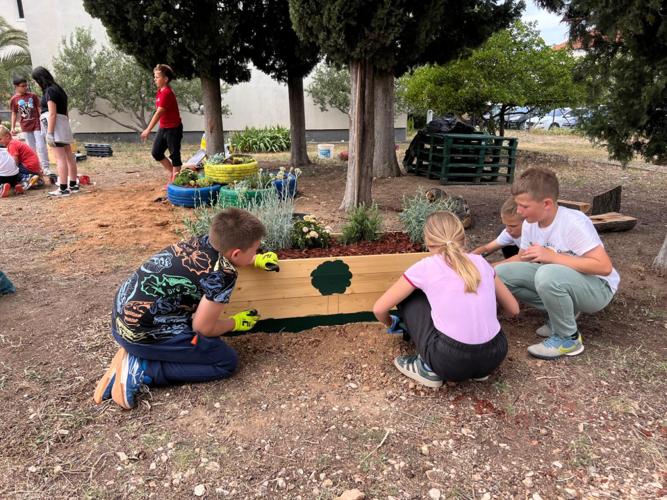 FOTO Kad se male ruke slože: U Katoličkoj osnovnoj školi održana volonterska akcija uređenja školskog vrta 