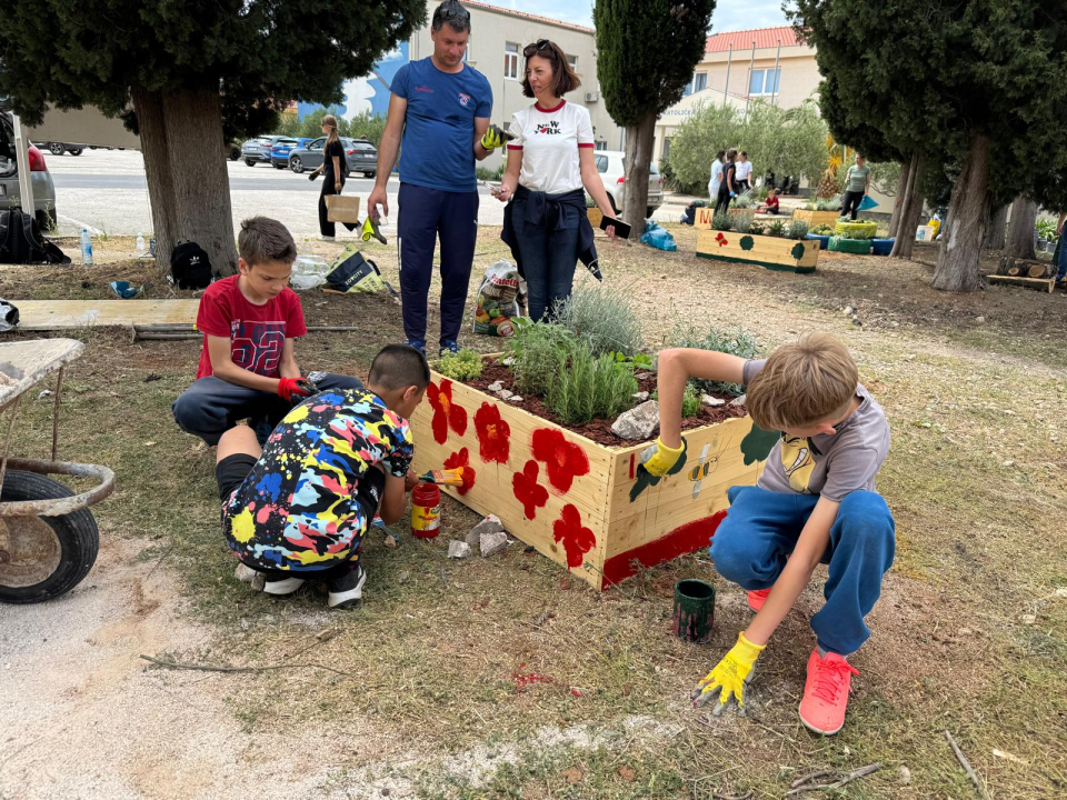 FOTO Kad se male ruke slože: U Katoličkoj osnovnoj školi održana volonterska akcija uređenja školskog vrta 