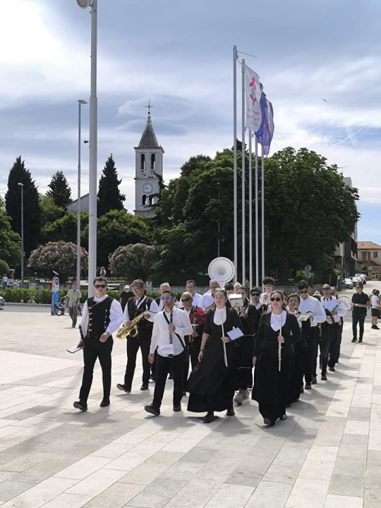 Šibenski glazbari prodefilirali gradom u povodu Dana državnosti