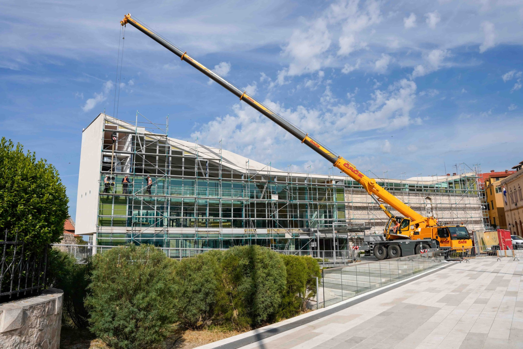 Gradska knjižnica ostaje bez stakala: Pogledajte kako napreduju radovi na glavnom gradskom trgu