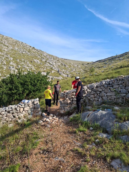 Vodički i tišnjanski vatrogasci u akciji obnove spomen parka u sjećanje na poginule heroje Kornatske tragedije