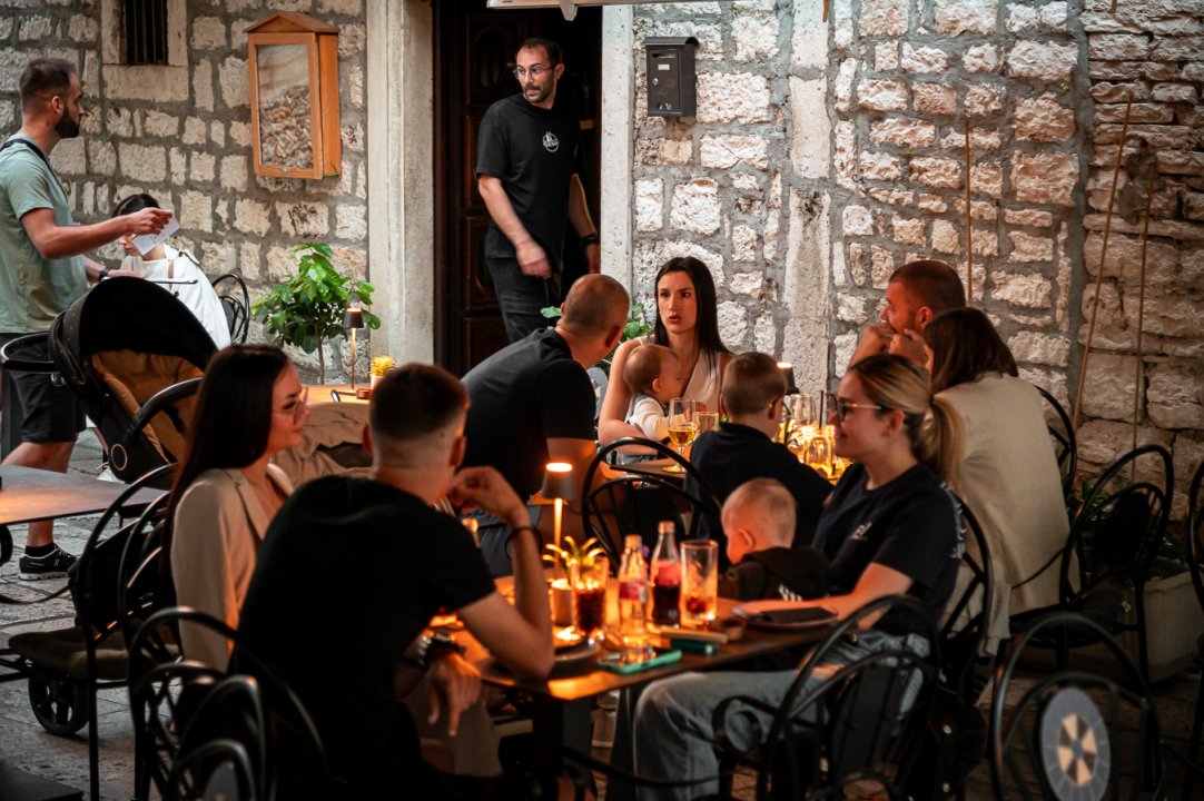 FOTO Doživite okus Italije na ugodnoj vanjskoj terasi Pizzerije Fratelli!