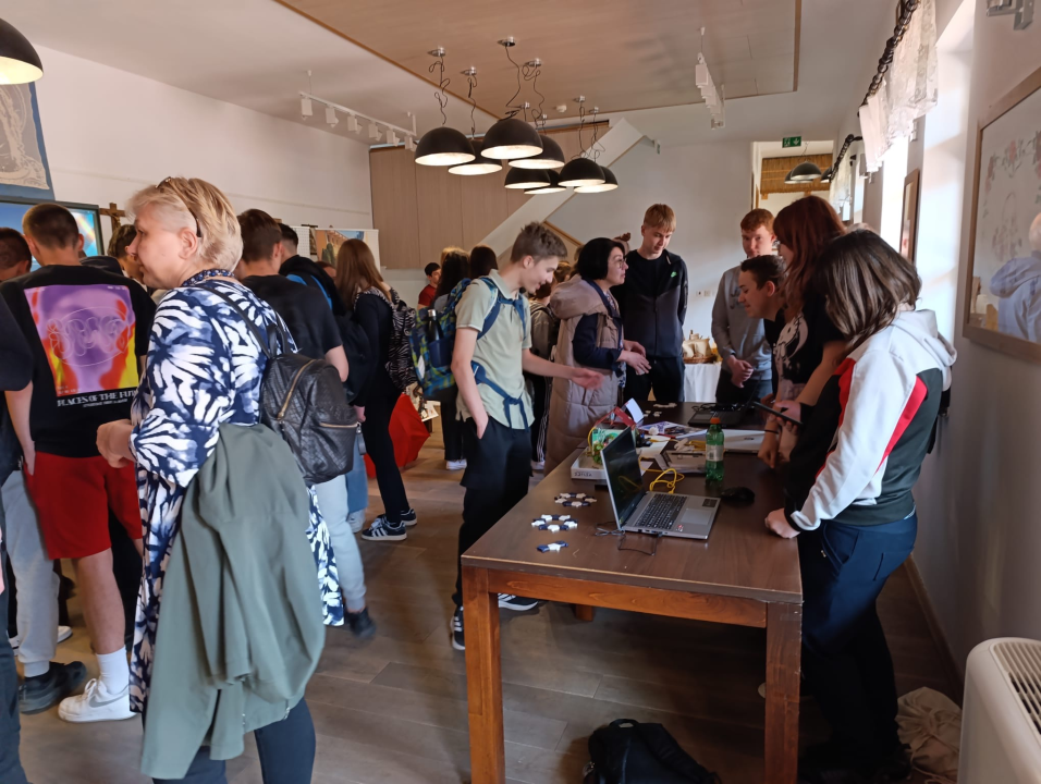 Drniški srednjoškolci na smotri u Belom Manastiru predstavili 'Hrvatsku turističku kutiju iznenađenja'