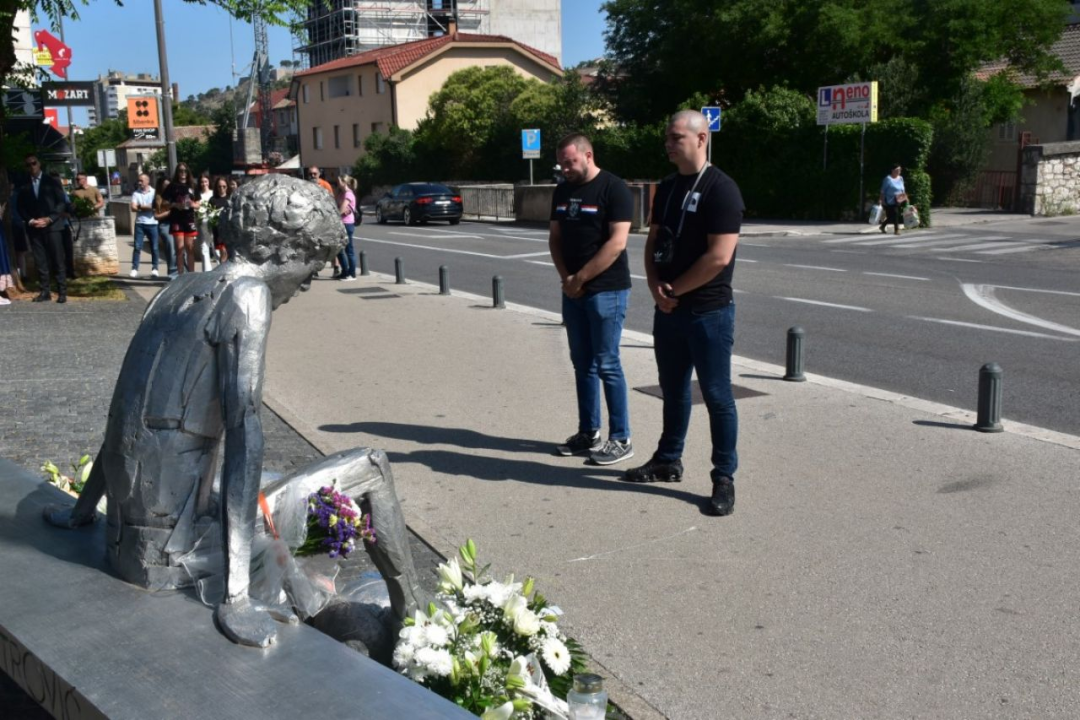 Župan Rakić položio cvijeće kod spomenika Draženu Petroviću i Draženovog koša