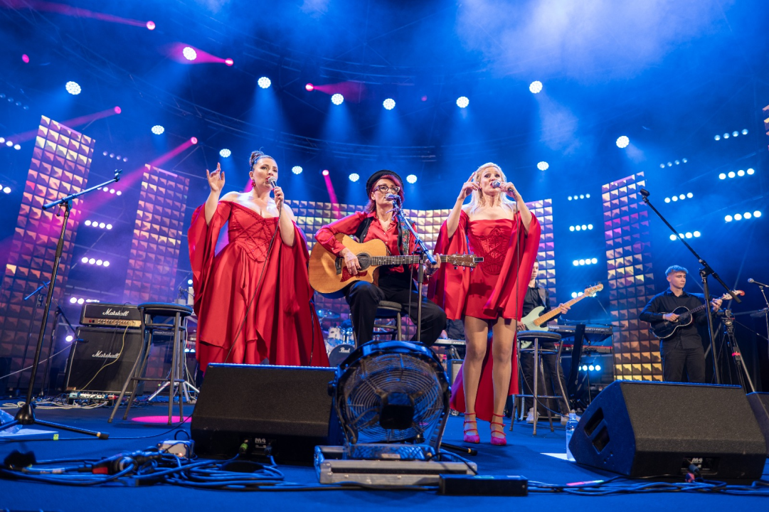 Prva večer CMC festivala u Vodicama oduševila publiku: The Frajle zagrijale atmosferu, Mladen Grdović izazvao delirij na rivi