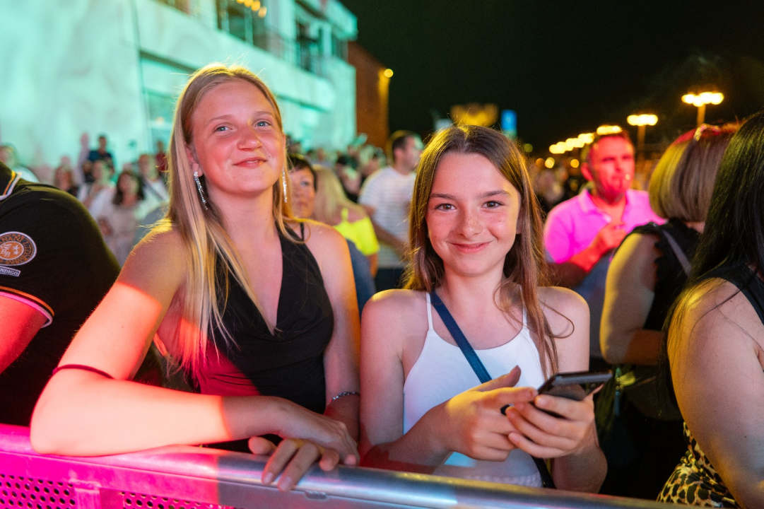 Prva večer CMC festivala u Vodicama oduševila publiku: The Frajle zagrijale atmosferu, Mladen Grdović izazvao delirij na rivi