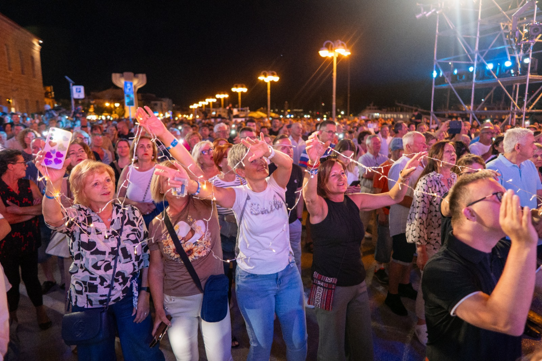Prva večer CMC festivala u Vodicama oduševila publiku: The Frajle zagrijale atmosferu, Mladen Grdović izazvao delirij na rivi