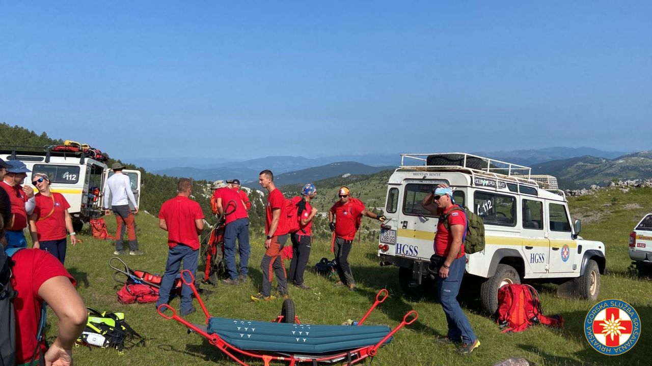 Nesvakidašnji uspon na Dinaru: Uz pomoć HGSS-ovaca i planinara u kolicima osvojio najviši vrh Hrvatske