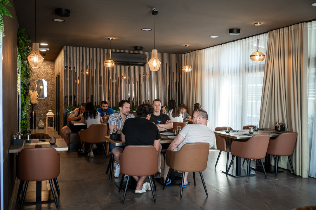 FOTO Uživajte u vrućim ljetnim danima uz mirise s grilla i živu svirku na terasi Leonardo BBQ & More!