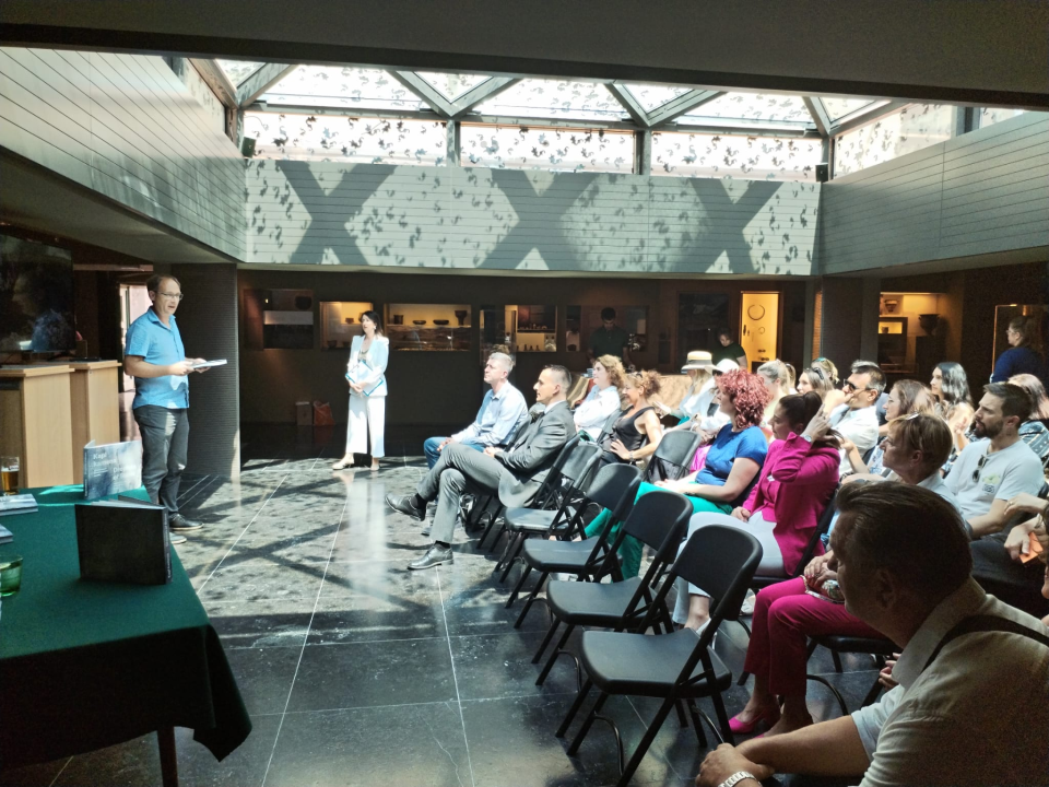 Predstavljena monografija 'Kapi kamena': 'Željeli smo predstaviti običaje naše županije i zastupiti svaku općinu i grad'