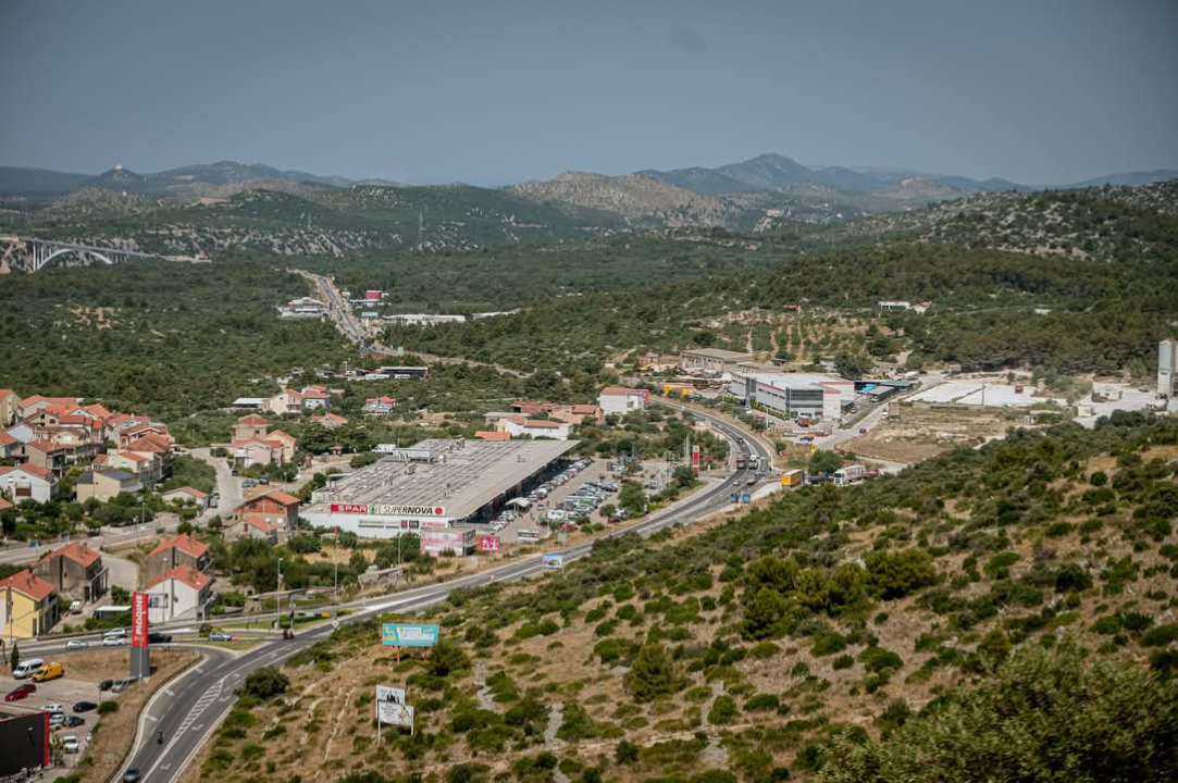 Nekretnine u Njivicama sve traženije, grad planira čvorove za lakši ulaz u Šibenik