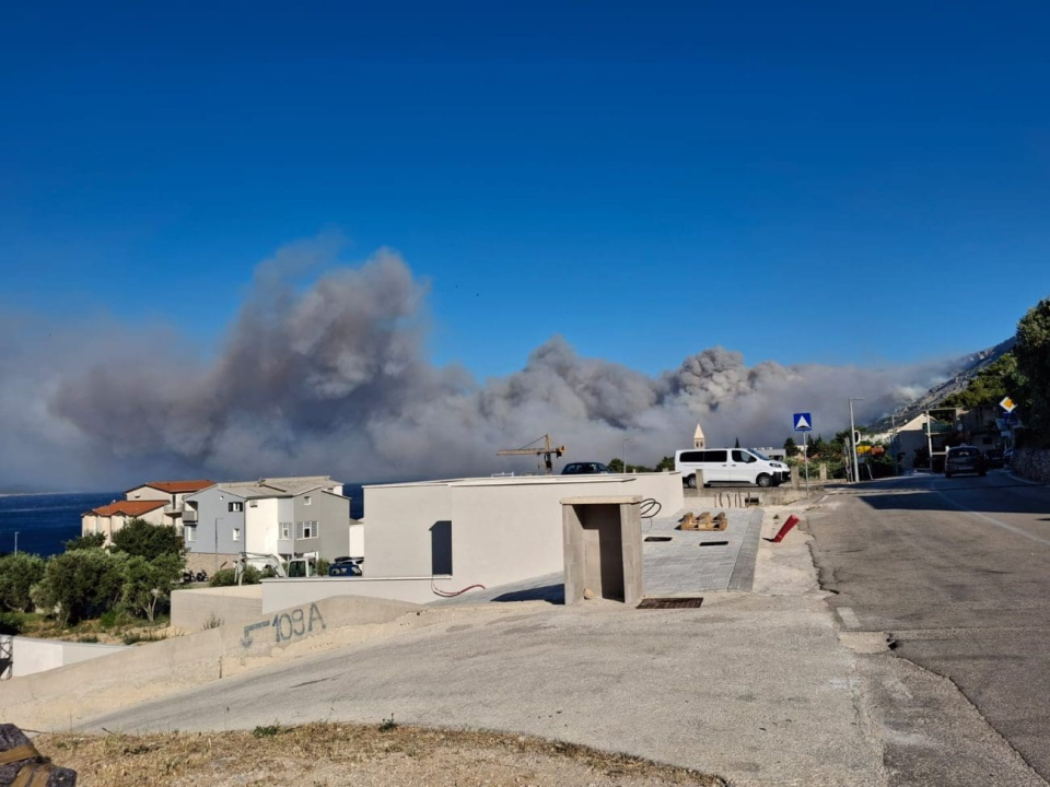 Policija: Požari kod Makarske i Omiša su podmetnuti, naći ćemo piromana 