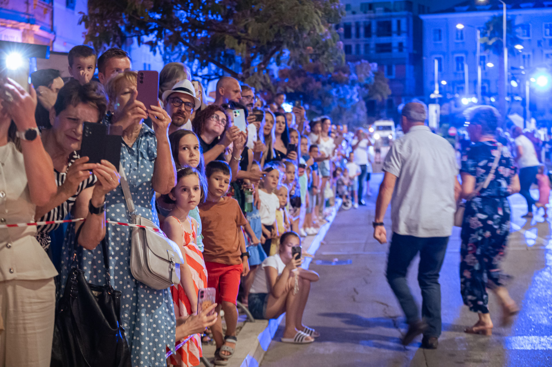 FOTO Nebo, zemlja i more spojili se na zatvaranju MDF-a, predstava neke oduševila, drugi tvrde da je primjerenija za Burning Man