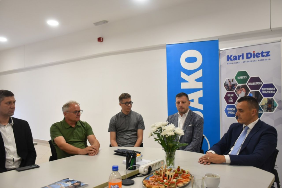 FOTO Župan Rakić u Kninu se sastao s umirovljenicima, sportašima, poduzetnicima, prosvjetarima i zdravstvenim djelatnicima