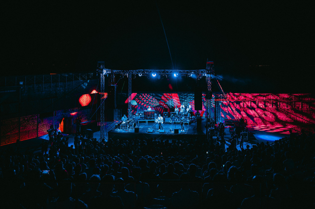 FOTO Gitaristički virtuoz Cory Wong oduševljen Tvrđavom sv. Mihovil, kiša malo skratila koncert