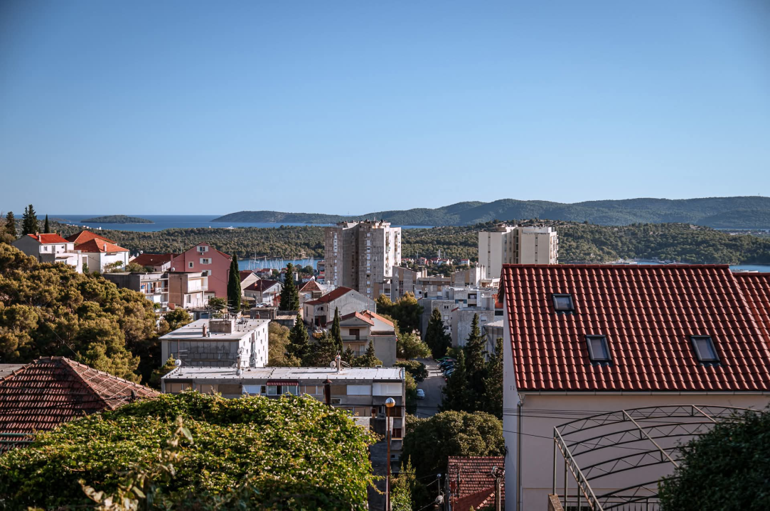 Na brdu iznad Šibenika: Mažurice s pogledom na grad, mirom i zajedništvom