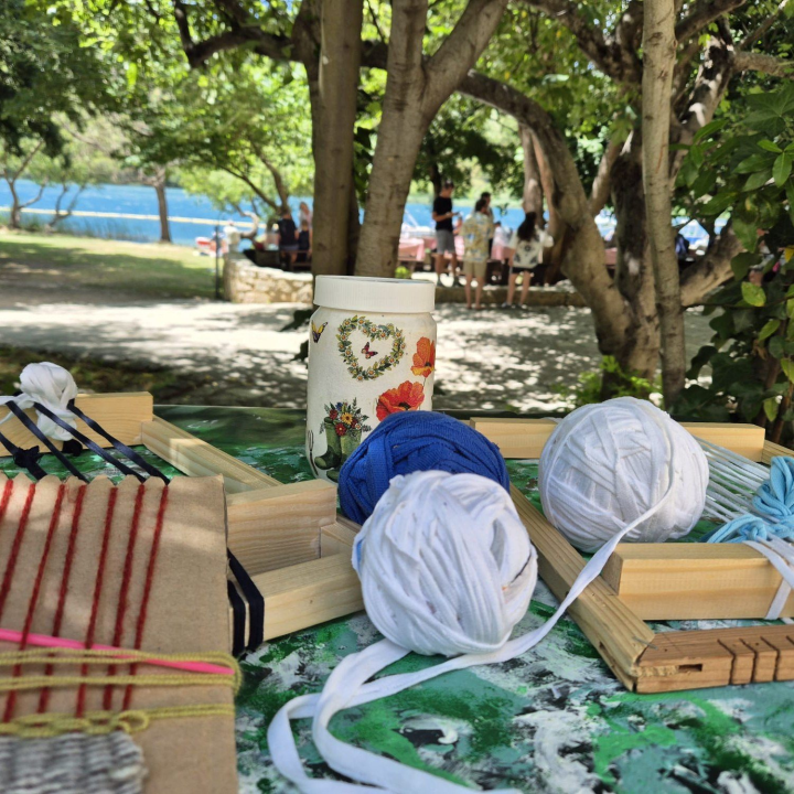 Tradicijsko tkanje i vretenci oduševili posjetitelje NP Krka