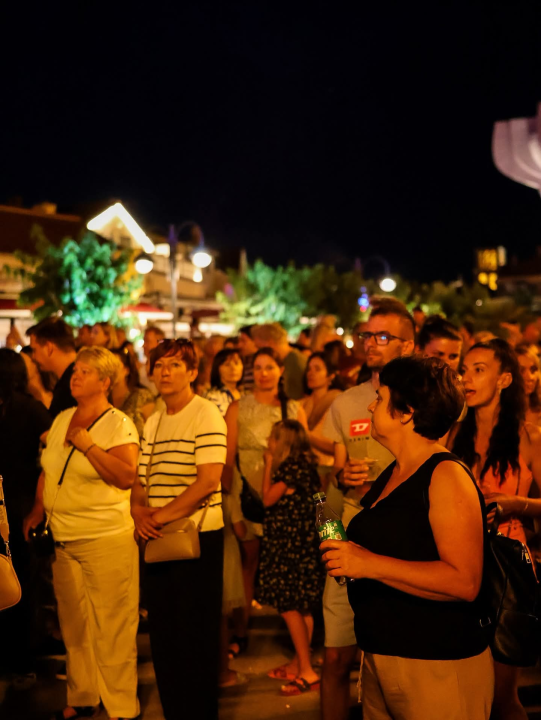 Vodička riva sinoć postala plesni podij uz Dražena Zečića: More domaćih i stranih gostiju pjevalo u glas