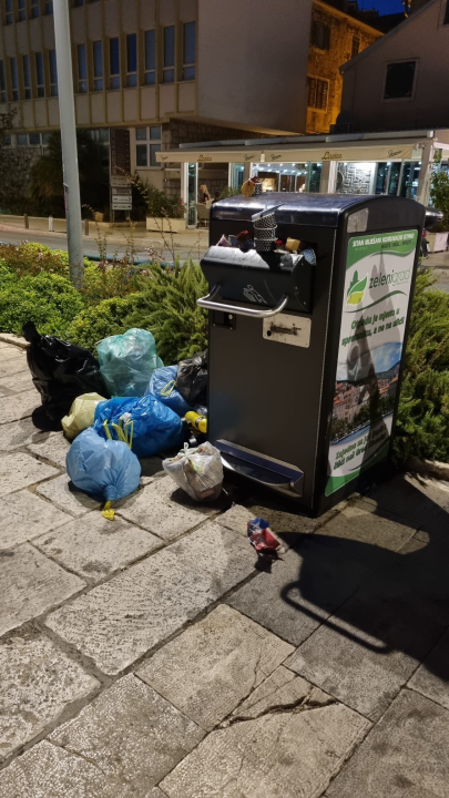 Sramotne scene na šibenskoj rivi: Kante prepune smeća, nepropisno parkirani motori