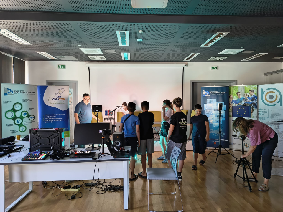 Radionica o snimanju vlastitog podcasta oduševila djecu od 12 do 15 godina