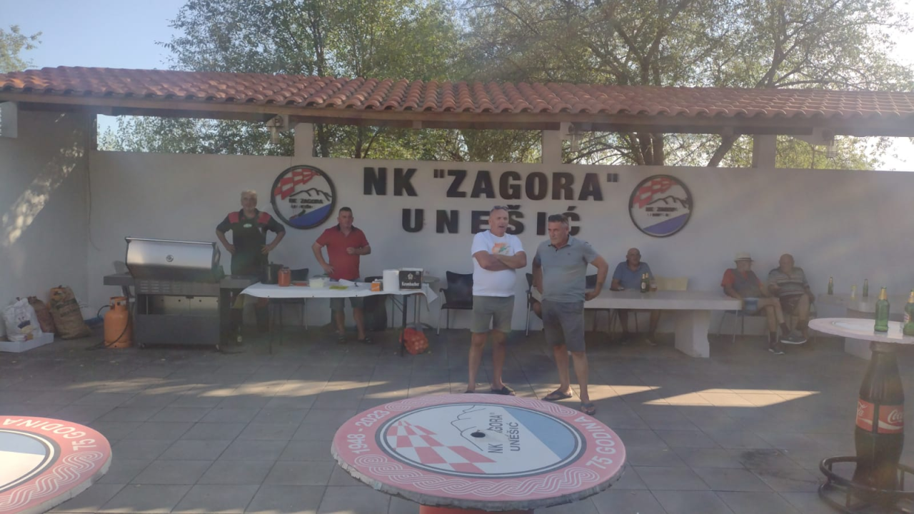 Druženje navijača Šibenika i Zagore u Unešiću uoči prijateljske utakmice