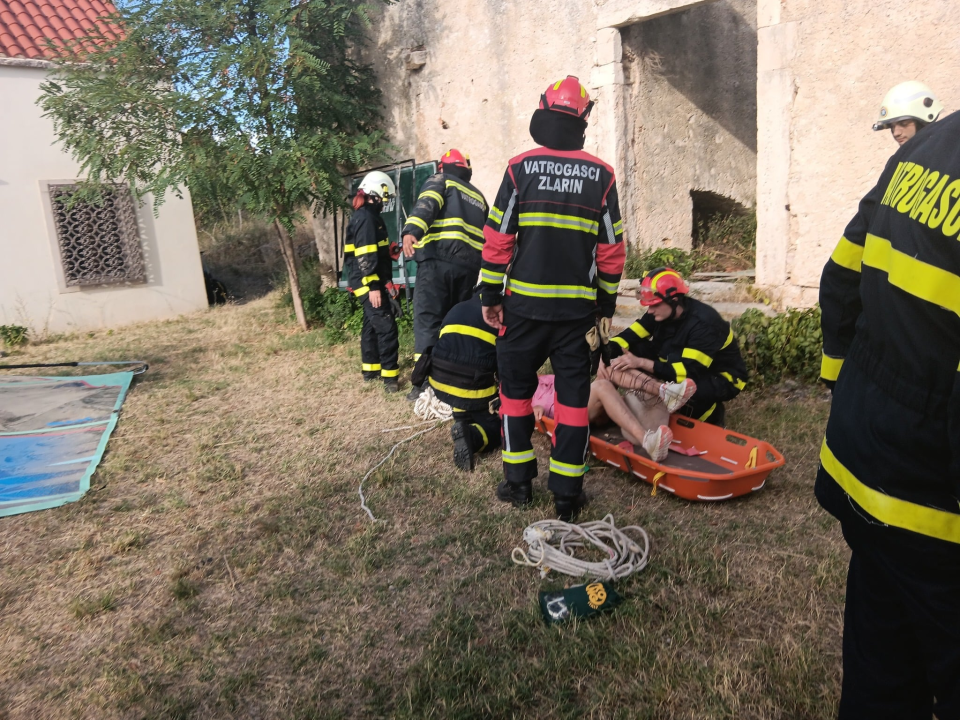 Dvije osobe propale kroz pod u napuštenoj kući na Zlarinu: 10 vatrogasaca sudjelovalo u spašavanju