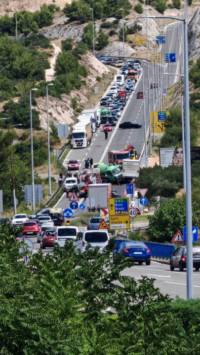 Na 'tri trake' sudar četiri vozila, sve hitne službe na terenu