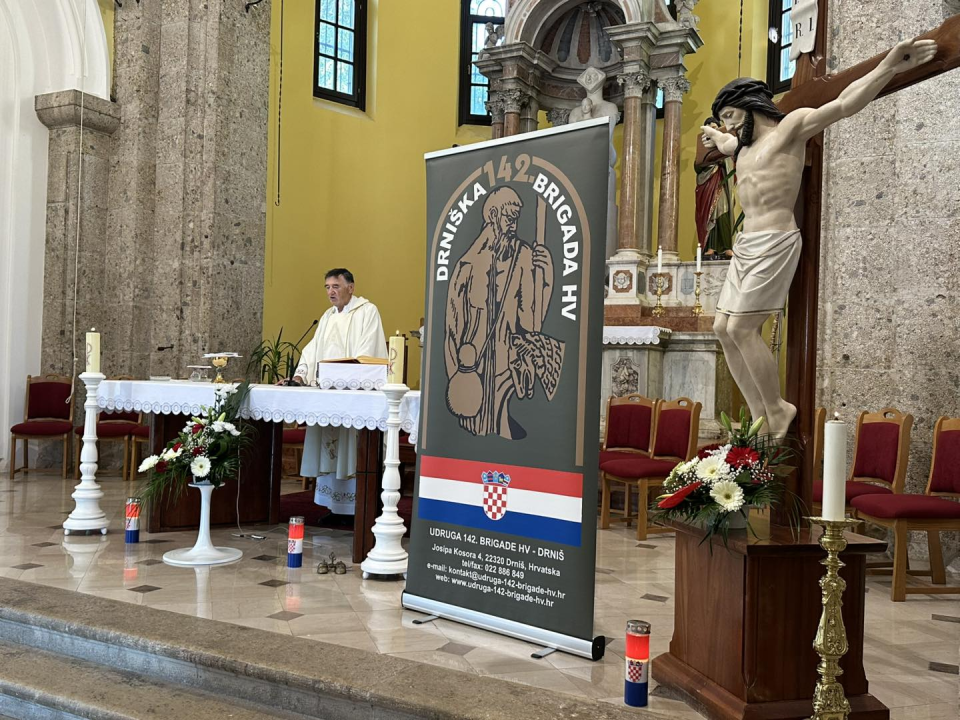 U Drnišu položeni vijenci i zapaljene svijeće