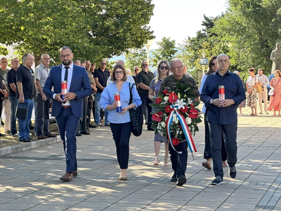 U Drnišu položeni vijenci i zapaljene svijeće