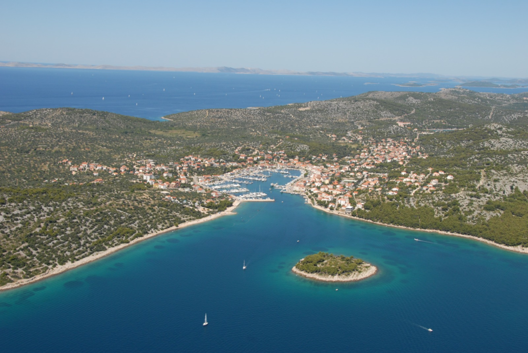 FOTO Jezera spremna za spektakl: Ne propustite Ribarsku feštu uz Crvenu jabuku i dalmatinske okuse!