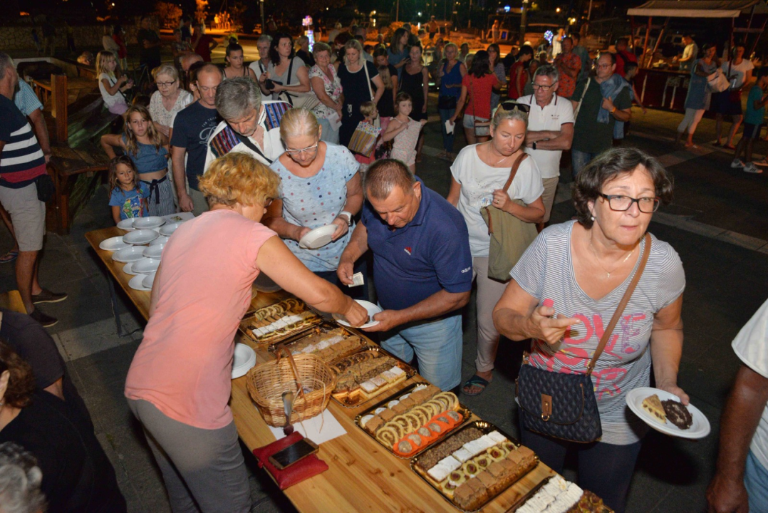 FOTO Jezera spremna za spektakl: Ne propustite Ribarsku feštu uz Crvenu jabuku i dalmatinske okuse!