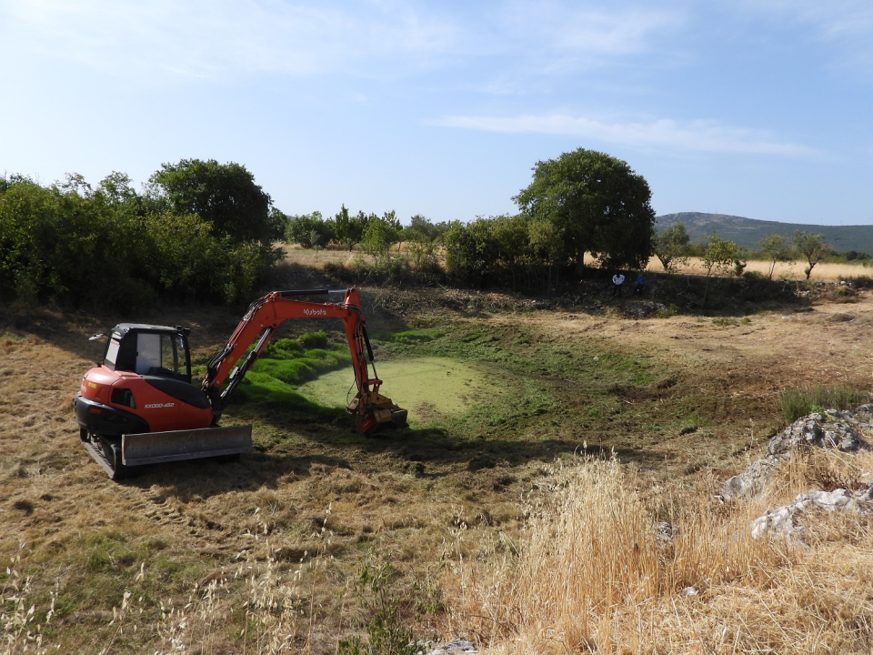 Stručna služba NP Krka u suradnji s lokalcima očistila lokvu Suvaču