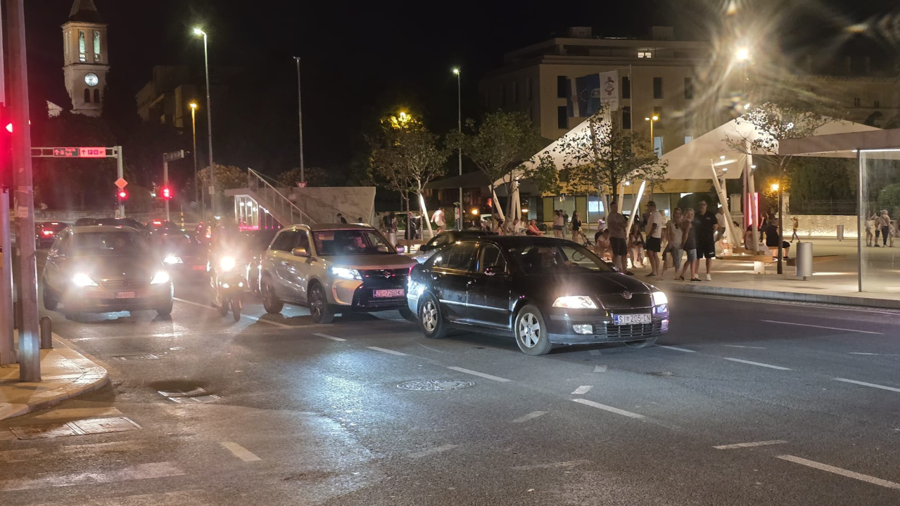 Kaos na Poljani: Ulaz u garažu svakodnevno blokira promet u središtu Šibenika