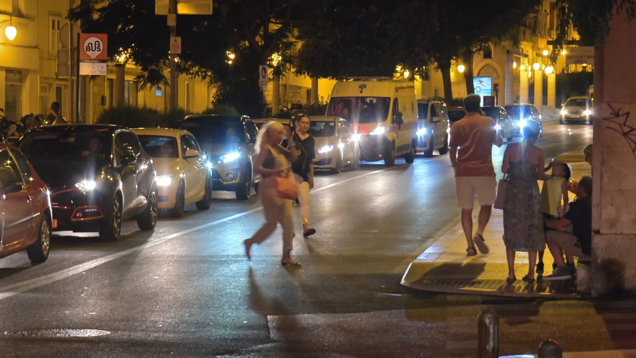 Kaos na Poljani: Ulaz u garažu svakodnevno blokira promet u središtu Šibenika