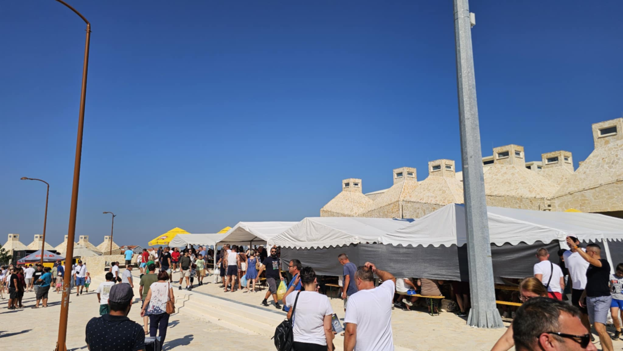 Ni vrućine nisu spriječile masu ljudi da obilježe 'sveti deseti'